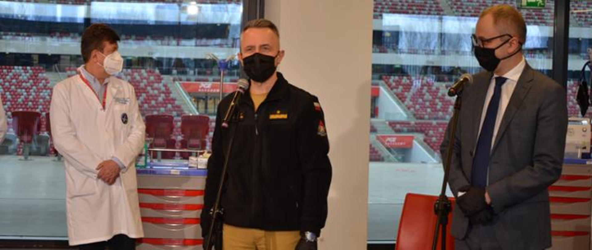 Na zdjęciu Komendant Główny PSP podczas przemówienia przed rozpoczęciem szczepień