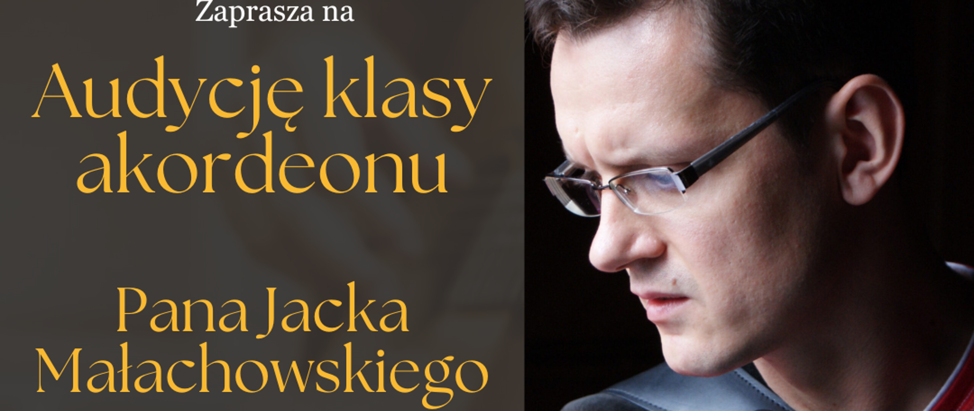 Zdjęcie przedstawia mężczyznę grającego na akordeonie oraz informację,że audycja klasy akordeonu odbędzie się 1 kwietnia 2025 roku o godzinie 17:00 w sali koncertowej Państwowej Szkoły Muzycznej I stopnia w Płońsku.