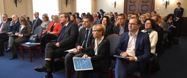 Wypełniona ludźmi sala Łódzkiego Urzędu Wojewódzkiego podczas konsultacji z ministrem zdrowia o wzroście nakładów na zdrowie o 6 proc.