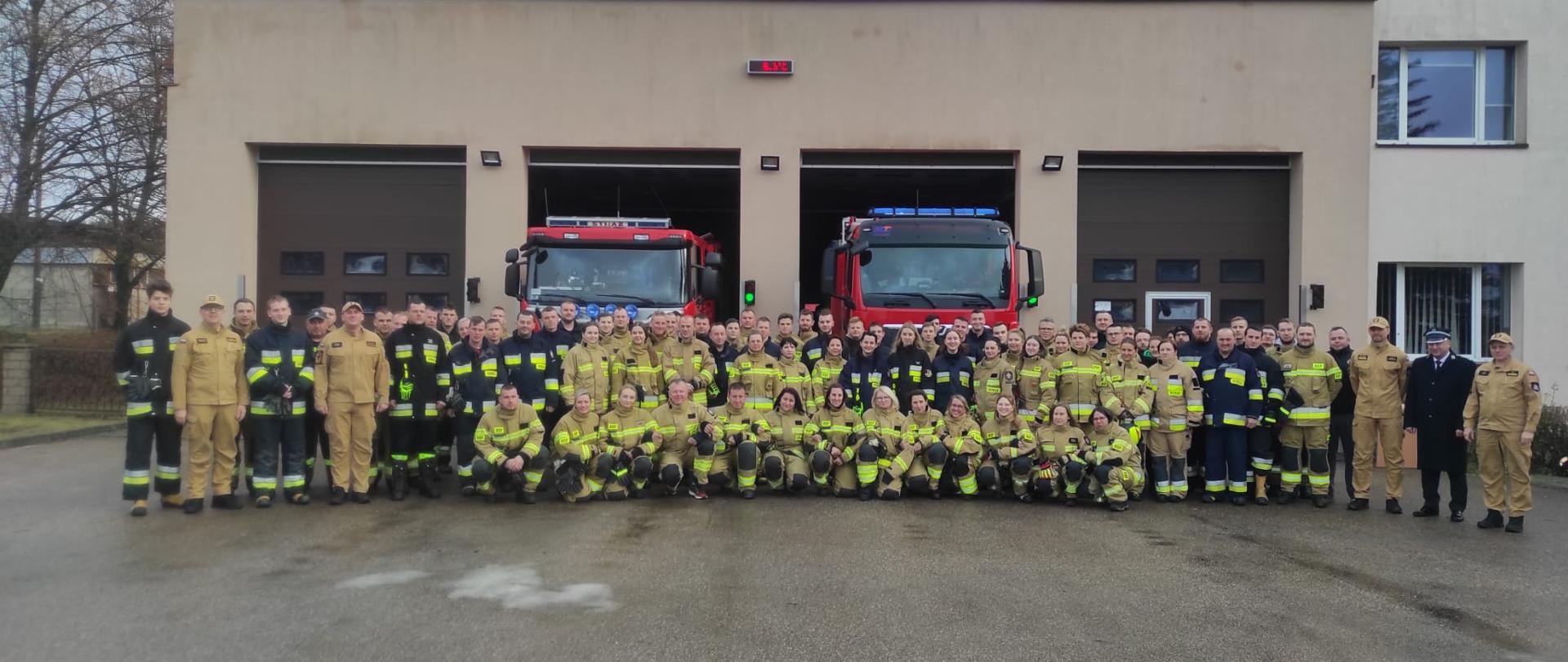 Zdjęcia przedstawia grupę kandydatów którzy uczestniczyli w szkoleniu