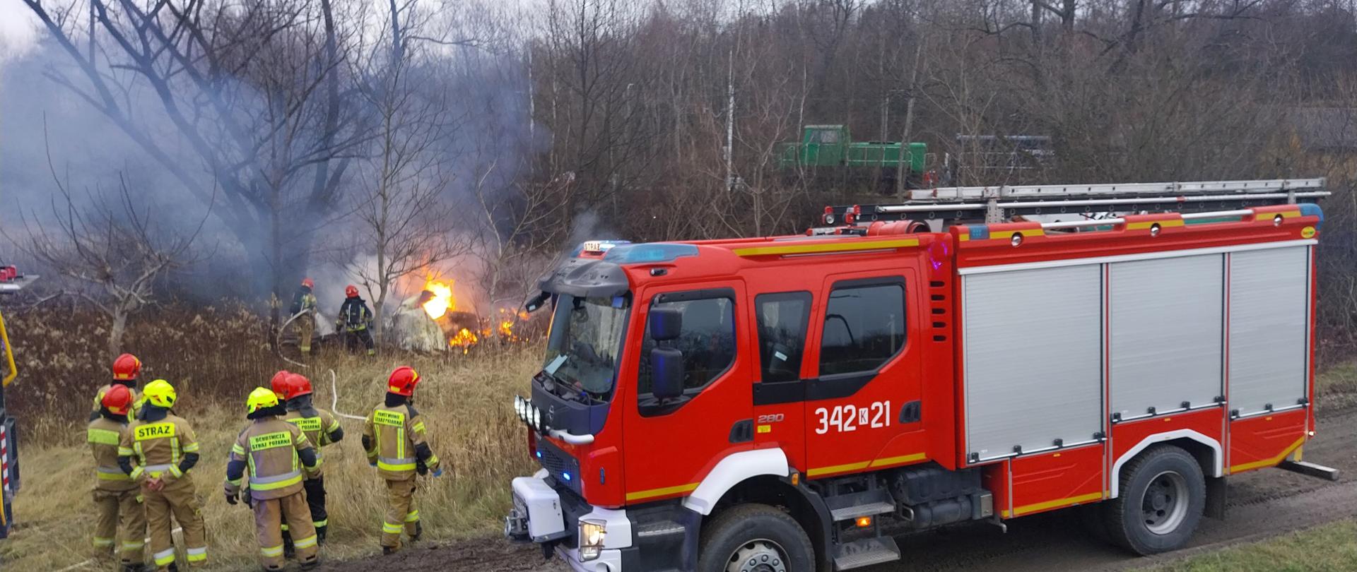 Strażacy gaszą szopę