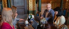 Na zdj. wiceminister zdrowia Katarzyna Kacperczyk i dyr. NIZP PZH-PIB Bernard Waśko.