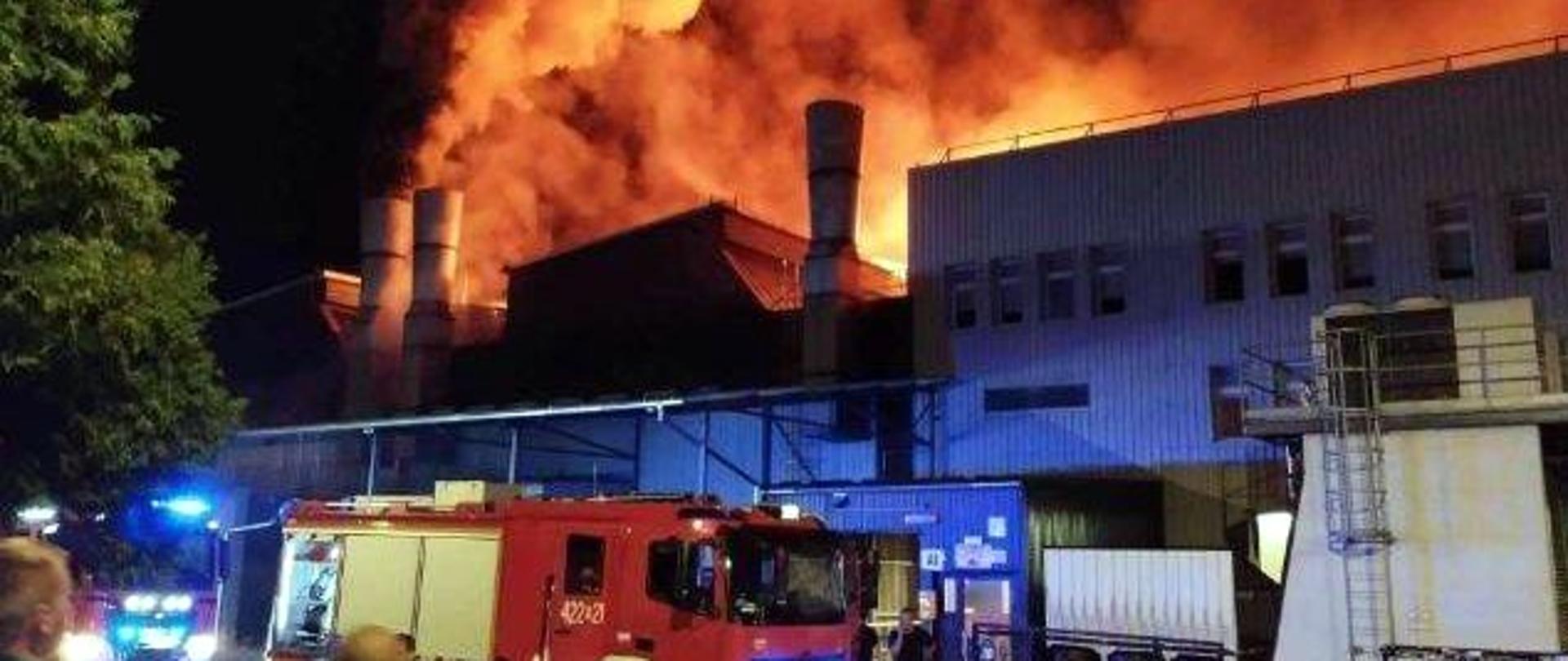 Zdjęcie zrobione na zewnątrz, podczas gaszenia pożaru zakładu produkcyjnego