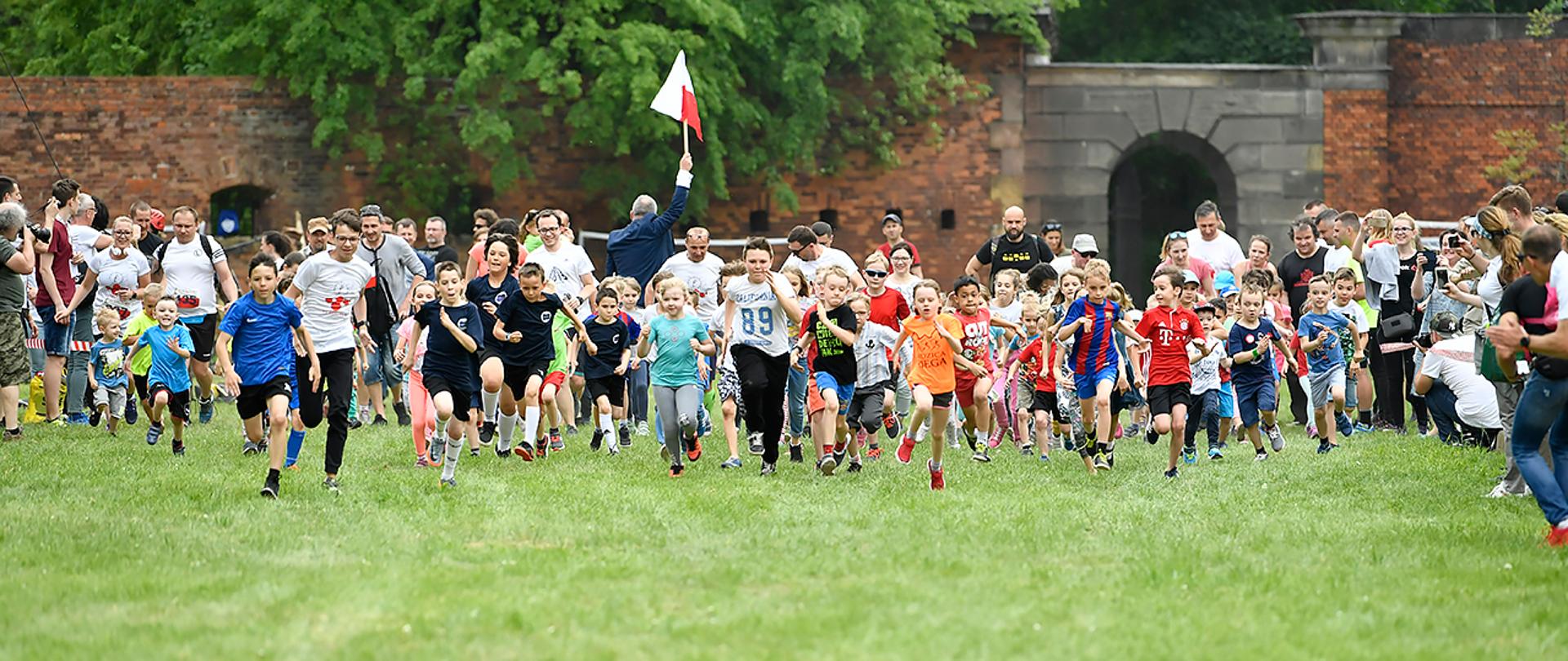 010518_Uczcic_Dzien_Flagi_na_sportowo_LChemperek_01