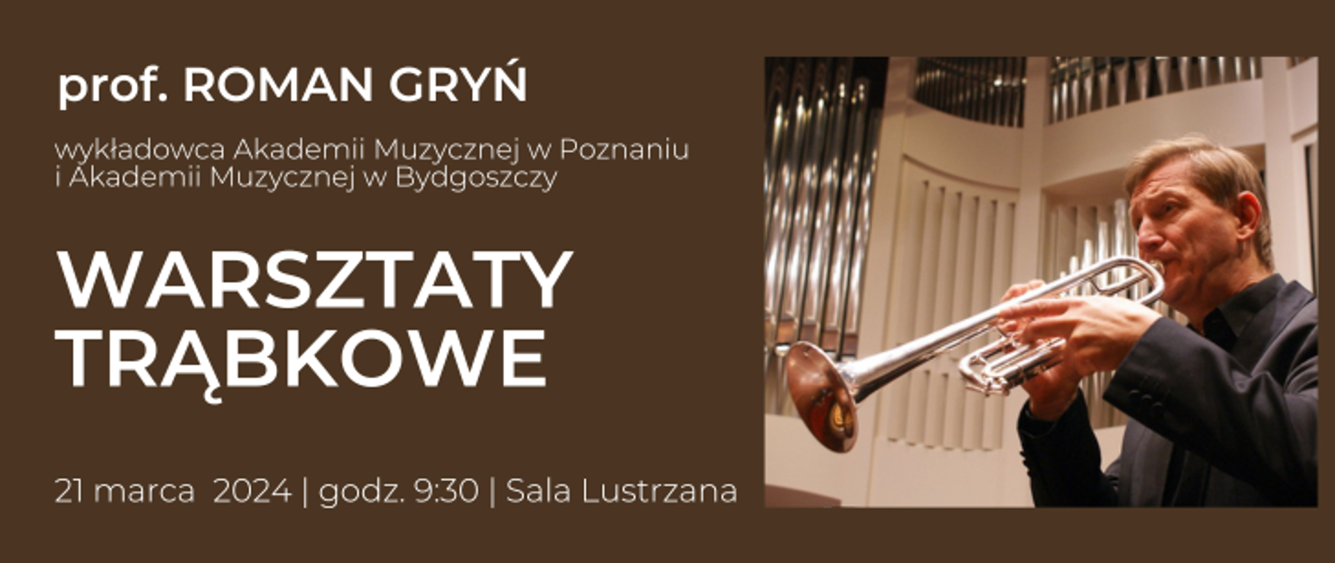 Na brązowym tle napis: prof. ROMAN GRYŃ, wykładowca Akademii Muzycznej w Poznaniu i Akademii Muzycznej w Bydgoszczy, warsztaty trąbkowe, 21 marca 2024 | godz. 9:30 | Sala Lustrzana. Po prawej stronie zdjęcie wykładowcy z instrumentem – trąbką.