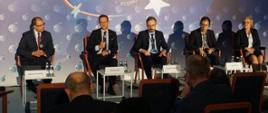 wśród siedzących panelistów wiceminister Waldemar Buda - mówi do mikrofonu