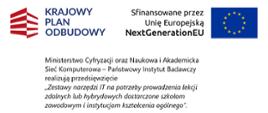 Grafika przedstawia tablicę informacyjną utrzymaną w biało-niebiesko-czerwonej kolorystyce z logotypami Krajowego Planu Odbudowy oraz Unii Europejskiej – NextGenerationEU. W centralnej części zamieszczono informację, że Ministerstwo Cyfryzacji oraz Naukowa i Akademicka Sieć Komputerowa – Państwowy Instytut Badawczy realizują przedsięwzięcie „Zestawy narzędzi IT na potrzeby prowadzenia lekcji zdalnych lub hybrydowych dostarczone szkołom zawodowym i instytucjom kształcenia ogólnego”. W dolnej części podano wysokość dofinansowania z Unii Europejskiej, która wynosi 99 408 735,28 PLN.