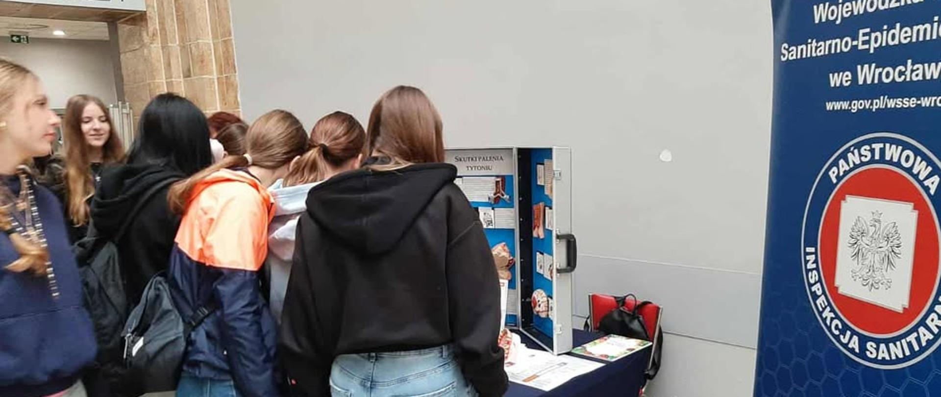 Osoby zainteresowane poradami przy stoisku konsultacyjnym