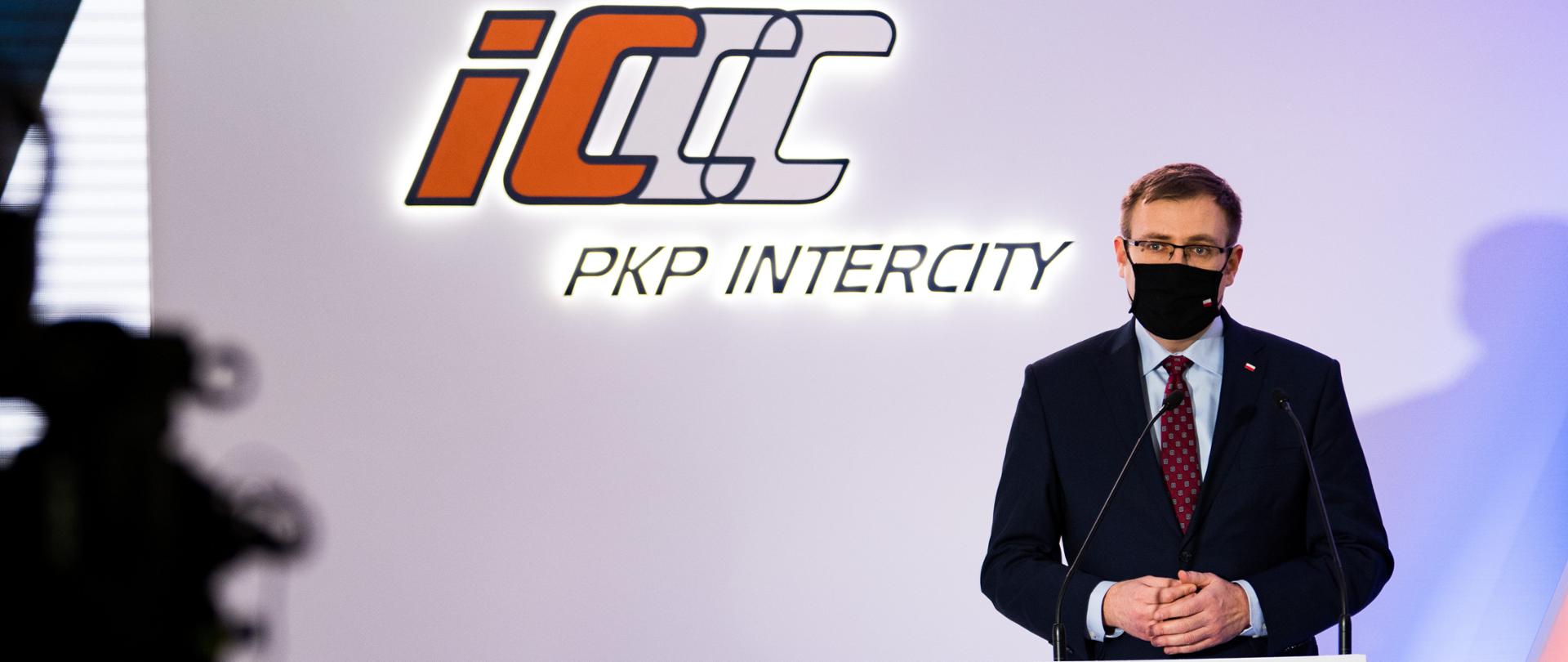 Wiceminister Maciej Małecki podczas konferencji w siedzibie PKP