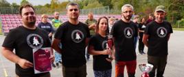 Na zdjęciu widoczna drużyna stojąca w jednym szeregu biorące udział w XXXI Spartakiadzie Honorowych Dawców Krwi Polskiego Czerwonego Krzyża w Ropie podczas wręczania pucharu za drugie miejsce i dyplomu.