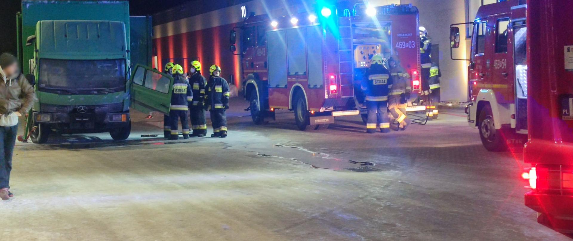 widoczne miejsce zdarzenia, pojazd objęty działaniami oraz służby działające na miejscu