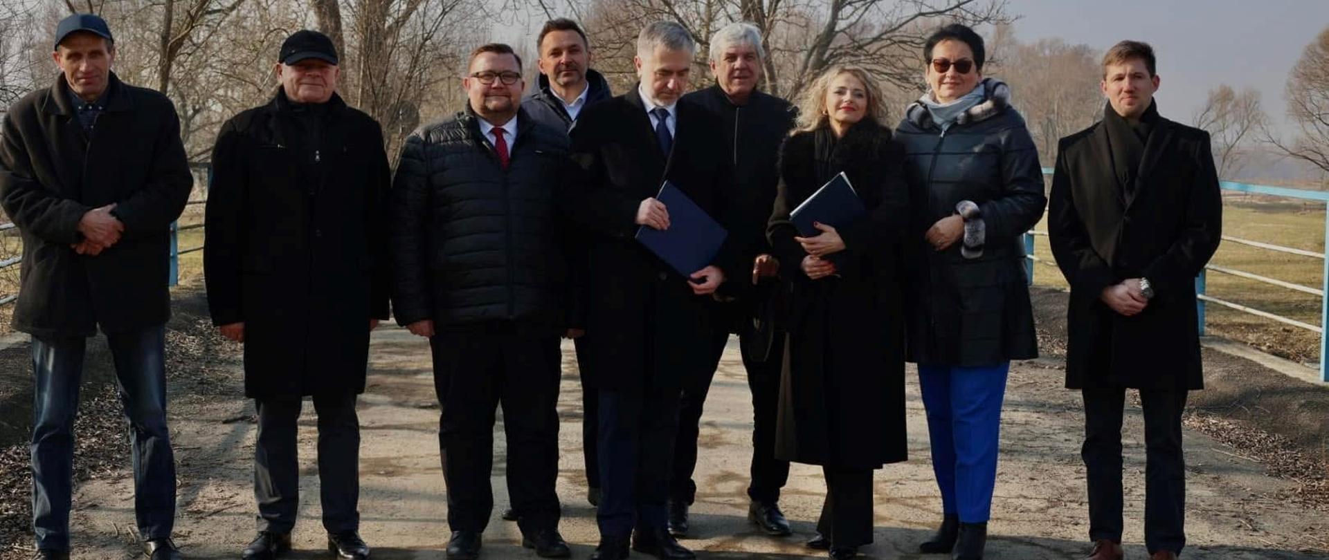 Konferencja prasowa po podpisaniu umowy na udzielenie 5 mln zł pomocy finansowej z budżetu Województwa Wielkopolskiego na odbudowę przeprawy w Boboluszkach. 