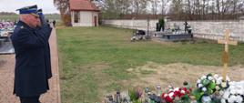 Zastępca Komendanta Wojewódzkiego PSP w Kielcach oraz Komendant Powiatowy PSP w Pińczowie składają hołd zmarłemu strażakowi OSP Michałów. 