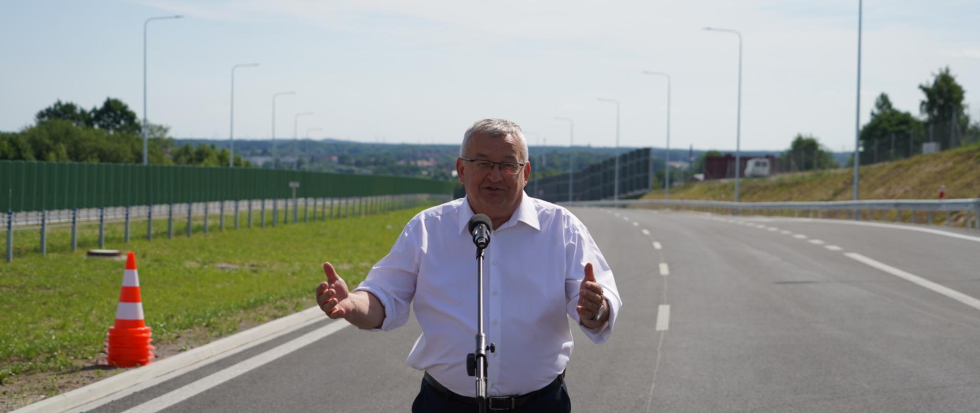 Minister infrastruktury Andrzej Adamczyk w trakcie otwarcia obwodnicy Sianowa w ciągu S6
