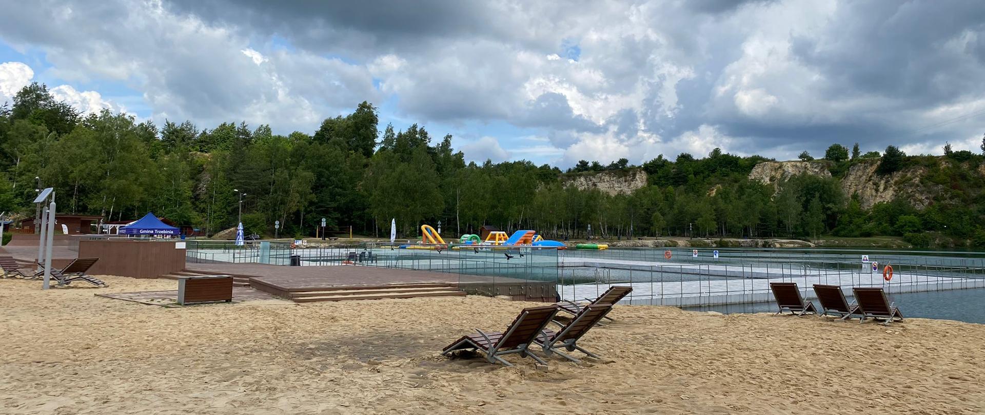 Ośrodek Balaton w Trzebini z widoczną plażą, leżakami i częścią kąpielową.