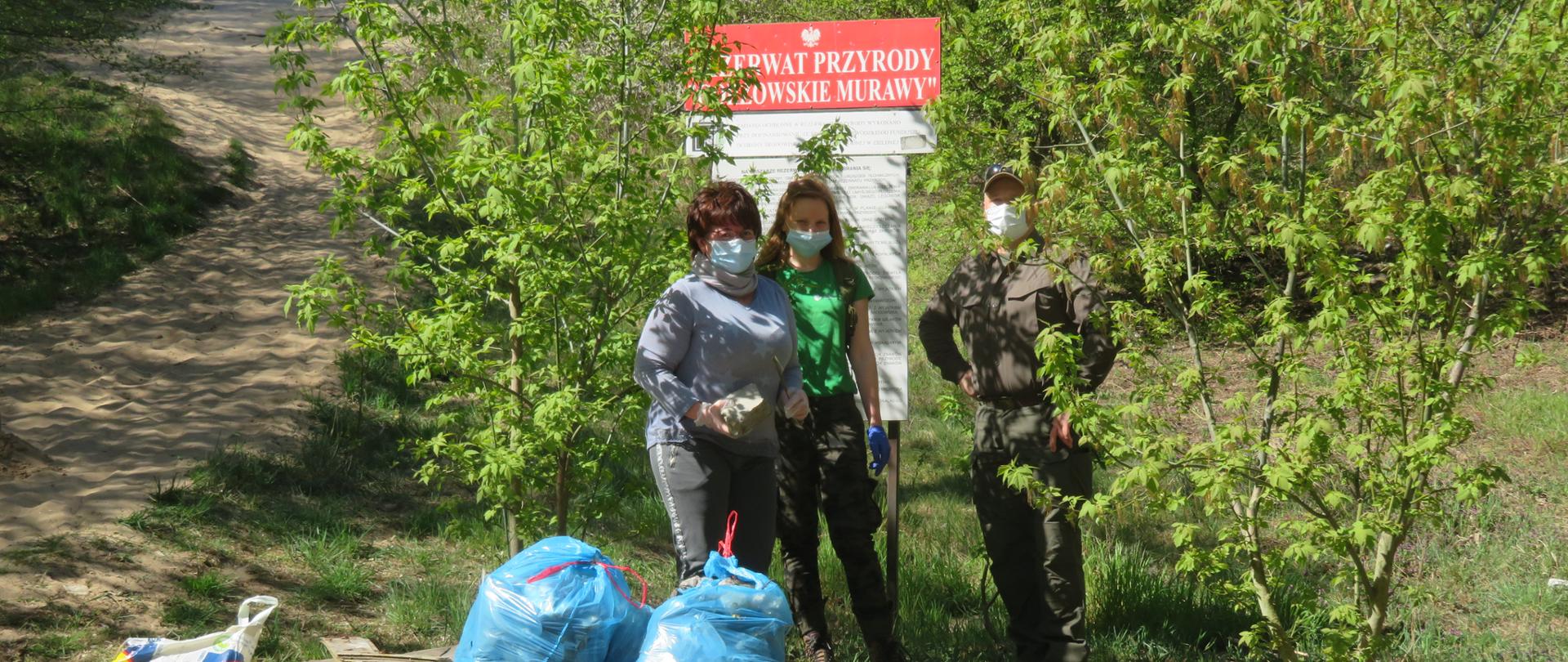 Na zdjęciu pracownicy RDOŚ w Gorzowie w rezerwacie przyrody Gorzowskie Murawy. Pracownicy na zdjęciu pozbierali śmieci. W tle drzewa