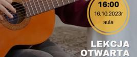 Plakat w stonowanych kolorach. Po lewej stronie dziecko gra na gitarze klasycznej. Na plakacie informacje o terminie lekcji otwartej.