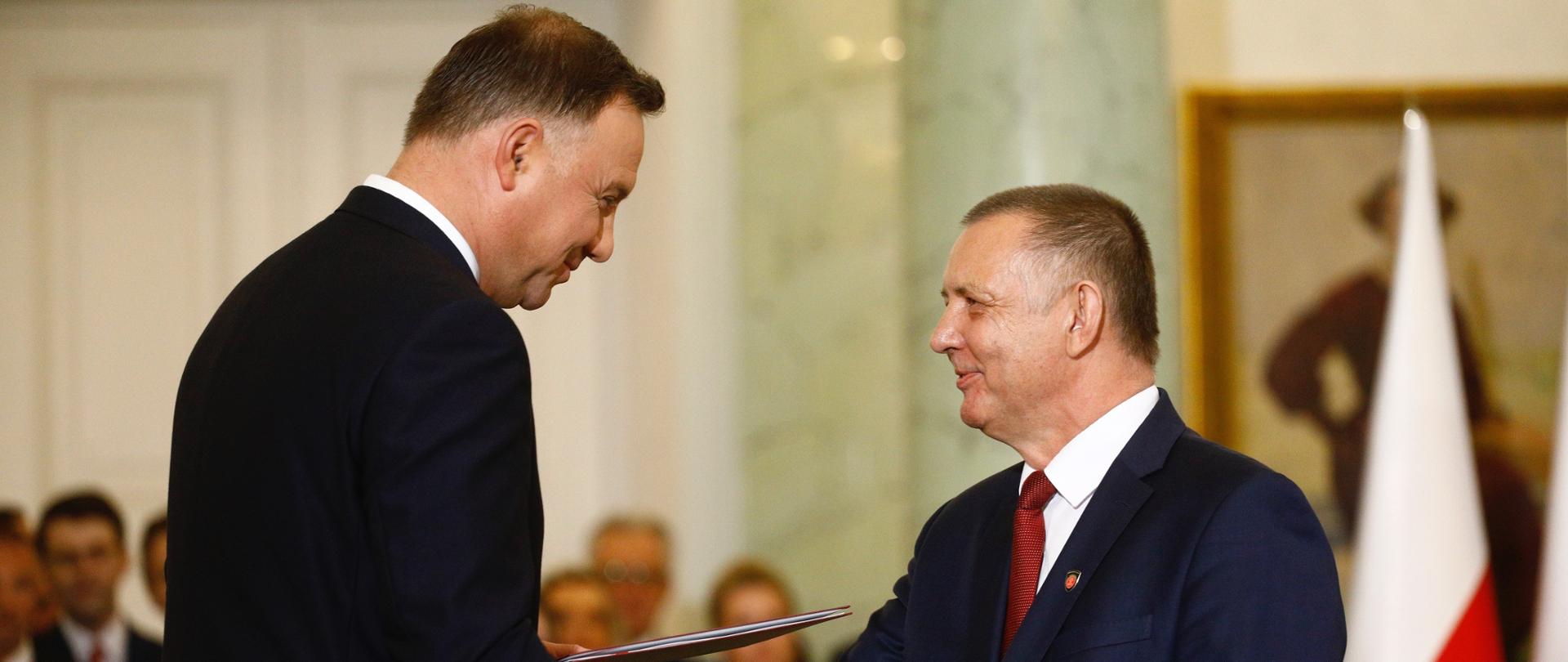 Uśmiechnięty prezydent Andrzej Duda powołuje Mariana Banasia na ministra finansów