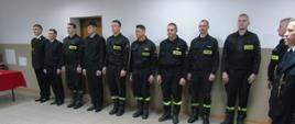 Zdjęcie przedstawia umundurowanych strażaków z KP PSP w Radziejowie w trakcie uroczystości wręczenia aktów nadania wyższych stopni służbowych.