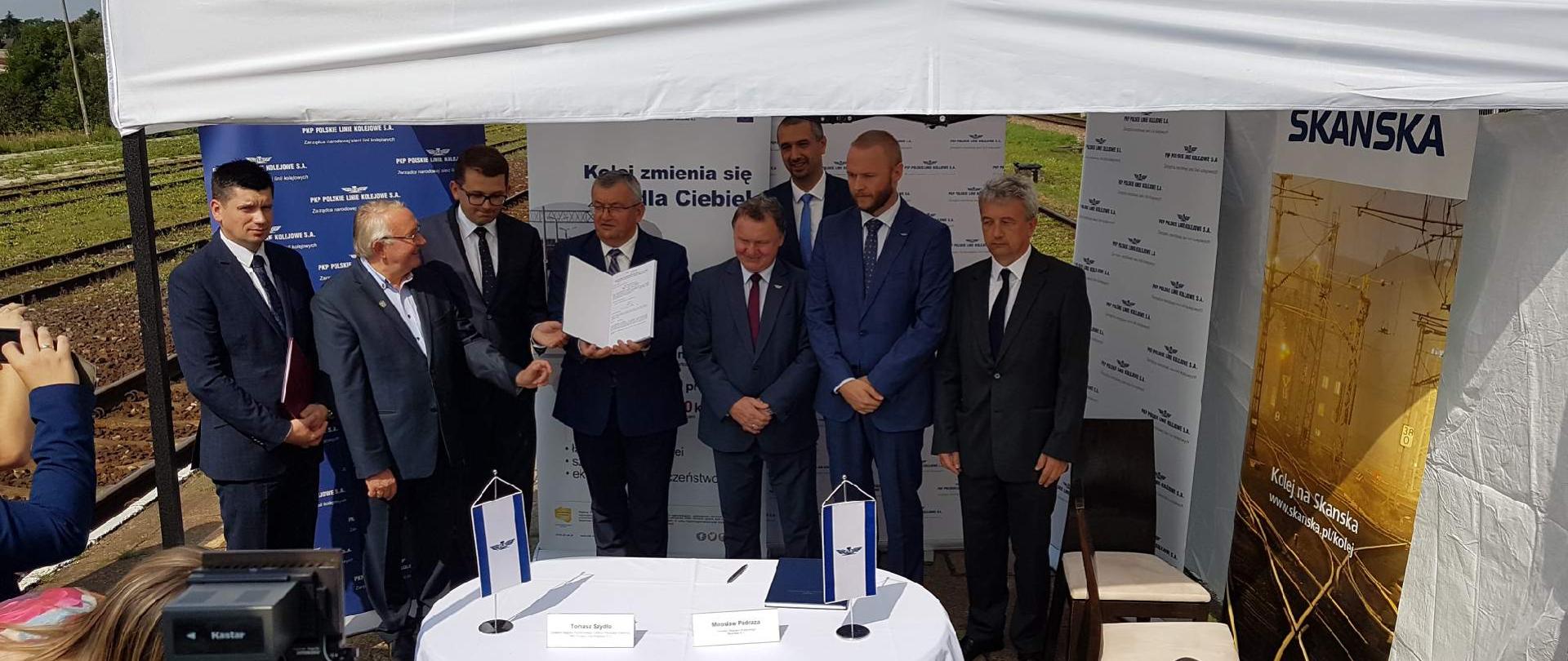 Minister A. Adamczyk z podpisaną umową