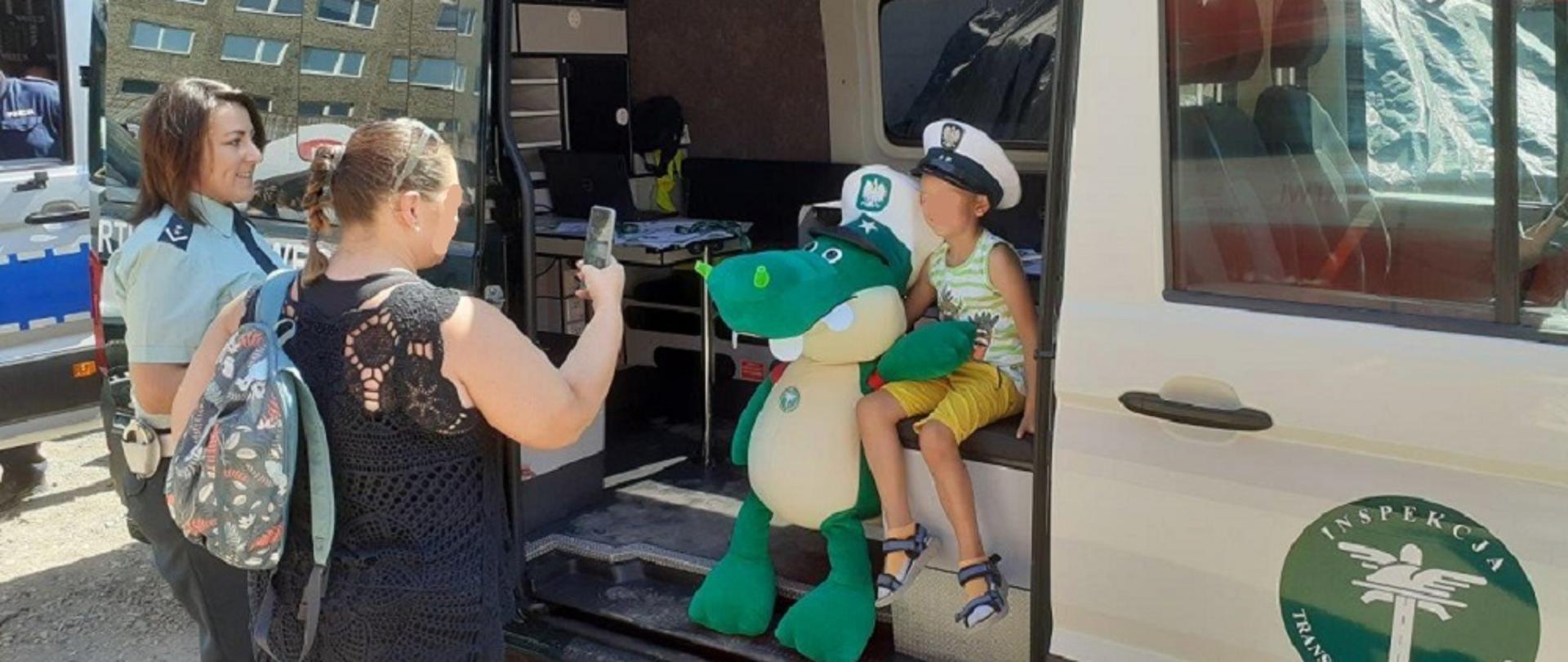 Pamiątkowe zdjęcie z maskotką „inspekcyjnym krokodylem”