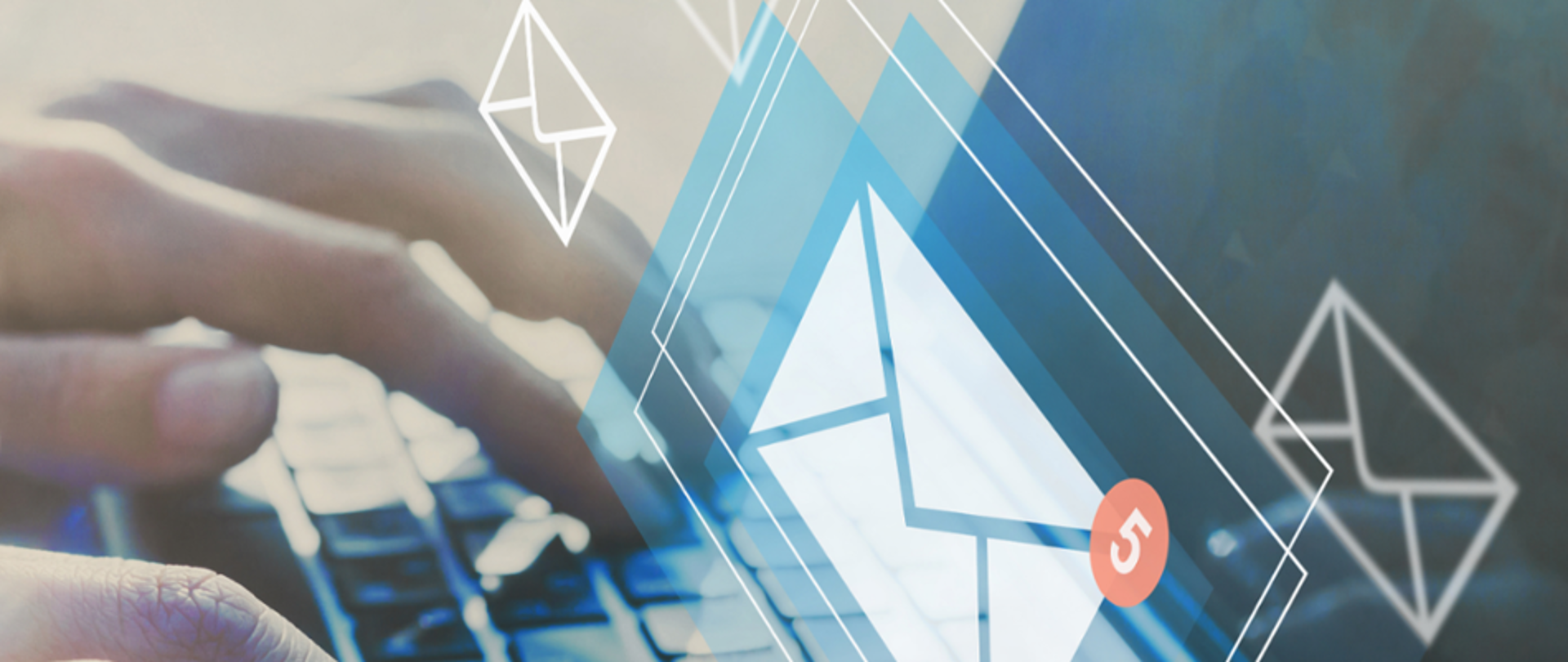 Widok palców naciskających klawisze laptopa oraz kopert symbolizujących wysyłanie wiadomości