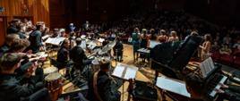 zdjęcie big bandu szkolnego podczas koncertu mikołajkowego, w tle publiczność 
