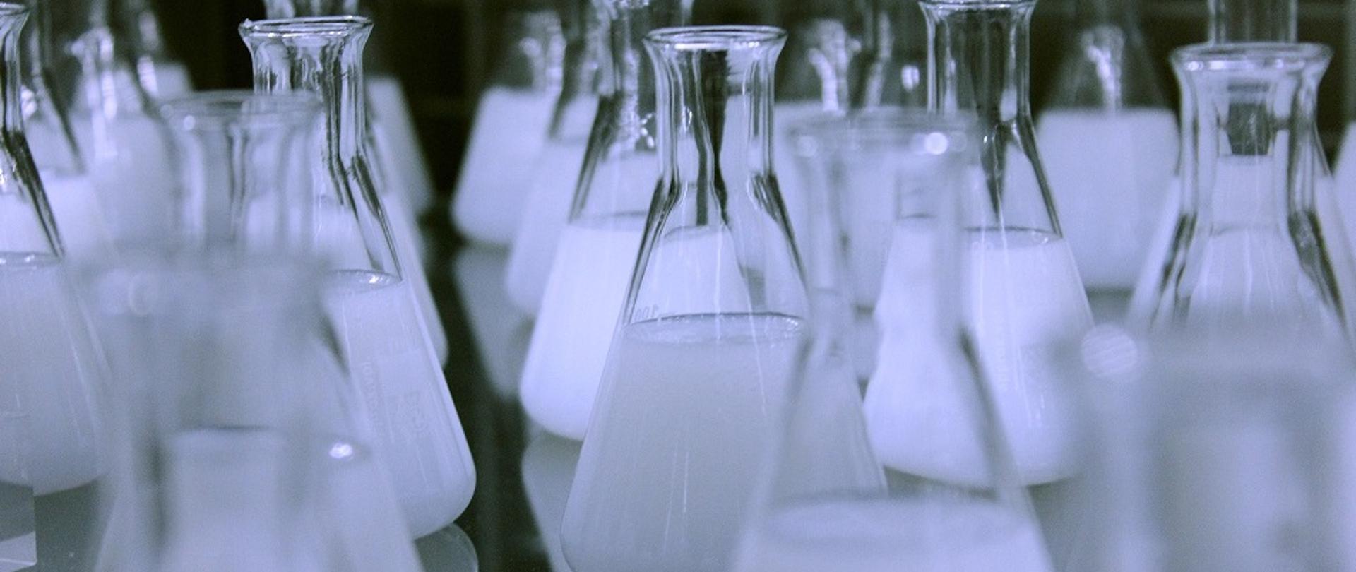 Wiele probówek z wodą w laboratorium