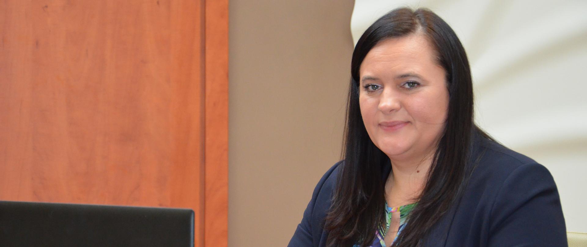 Minister Jarosińska-Jednak siedzi przy komputerze 