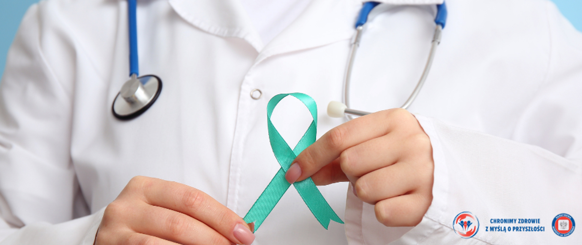 Na zdjęciu widać lekarza ze statoskopek, który trzyma w ręku zieloną wstążkę, która jest symbolem świadomości raka szyjki macicy
