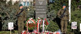 Pomnik Żołnierzy Wyklętych wraz ze złożonymi wieńcami