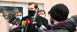 Wojewoda łódzki Tobiasz Bocheński rozmawia z dziennikarzami podczas konferencji prasowej 