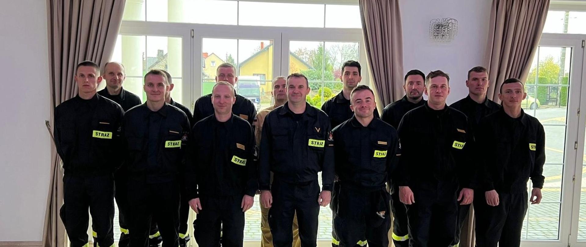 Na zdjęciu strażacy biorący udział w szkoleniu