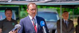 Wiceminister Edward Siarka na uroczystości przekazania Ukrainie samochodów przez Lasy Państwowe