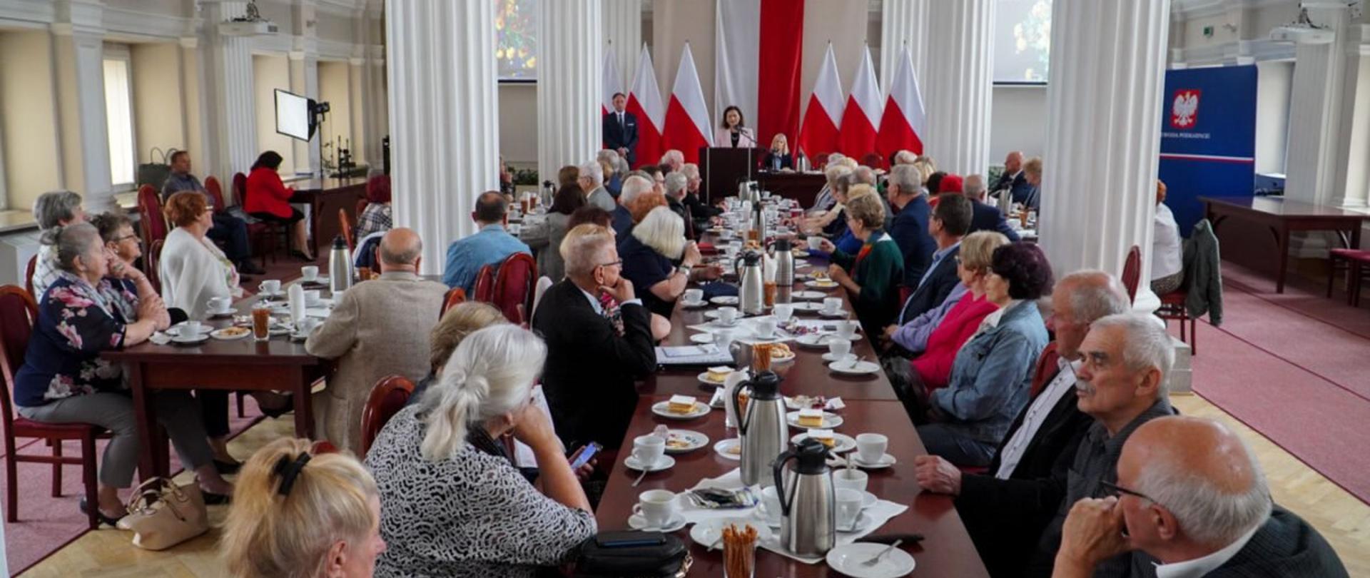 Przedstawiciele rad seniorów w sali kolumnowej Podkarpackiego Urzędu Wojewódzkiego w Rzeszowie