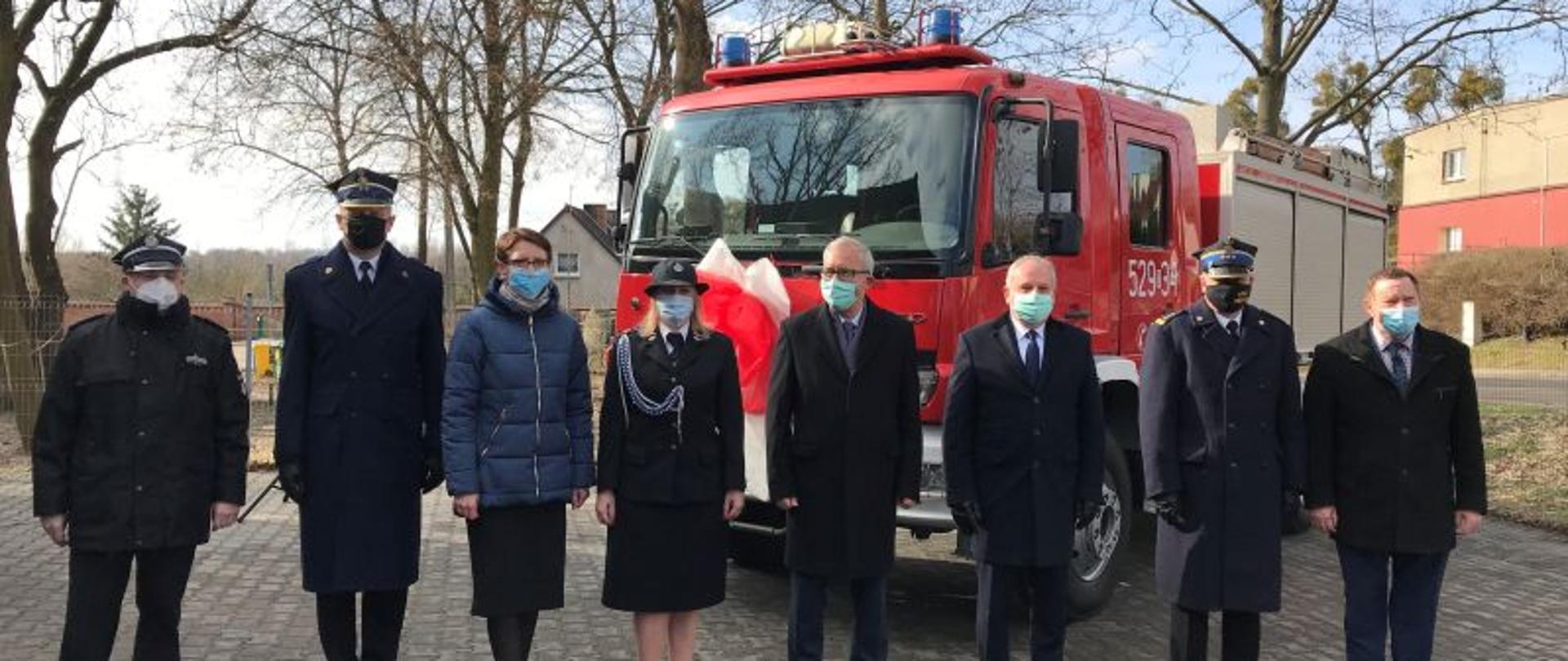 Zdjęcie przedstawia uczestników uroczystości