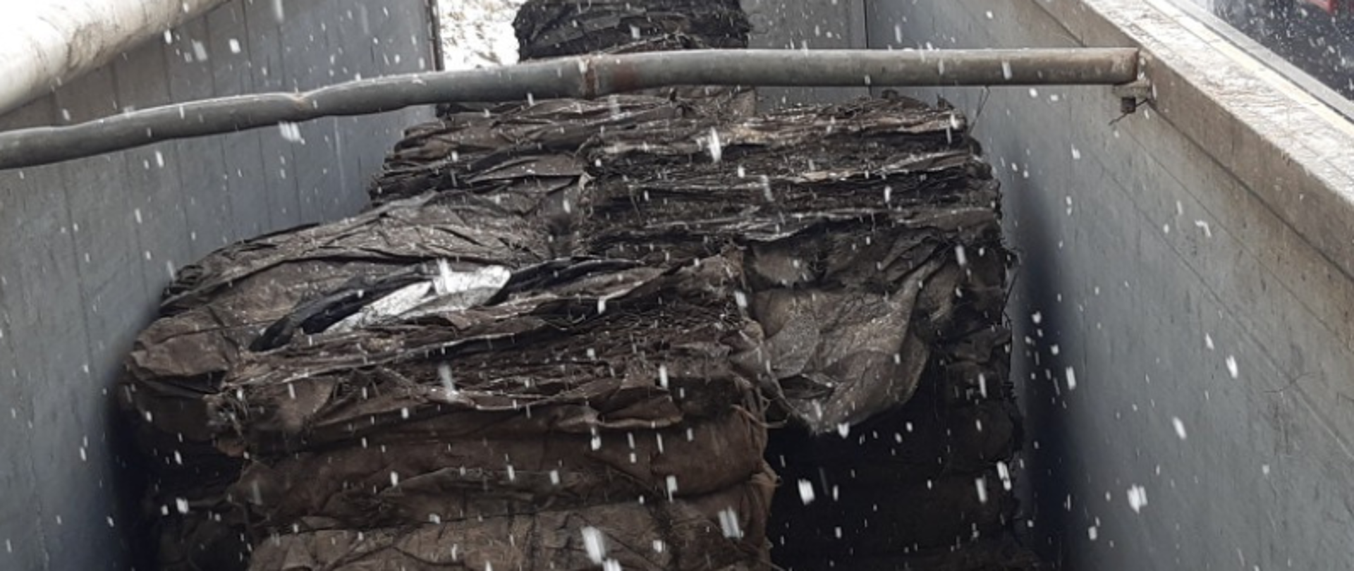 Nielegalny transport odpadów tworzyw sztucznych w postaci zużytej agrowłókniny zanieczyszczonej ziemią