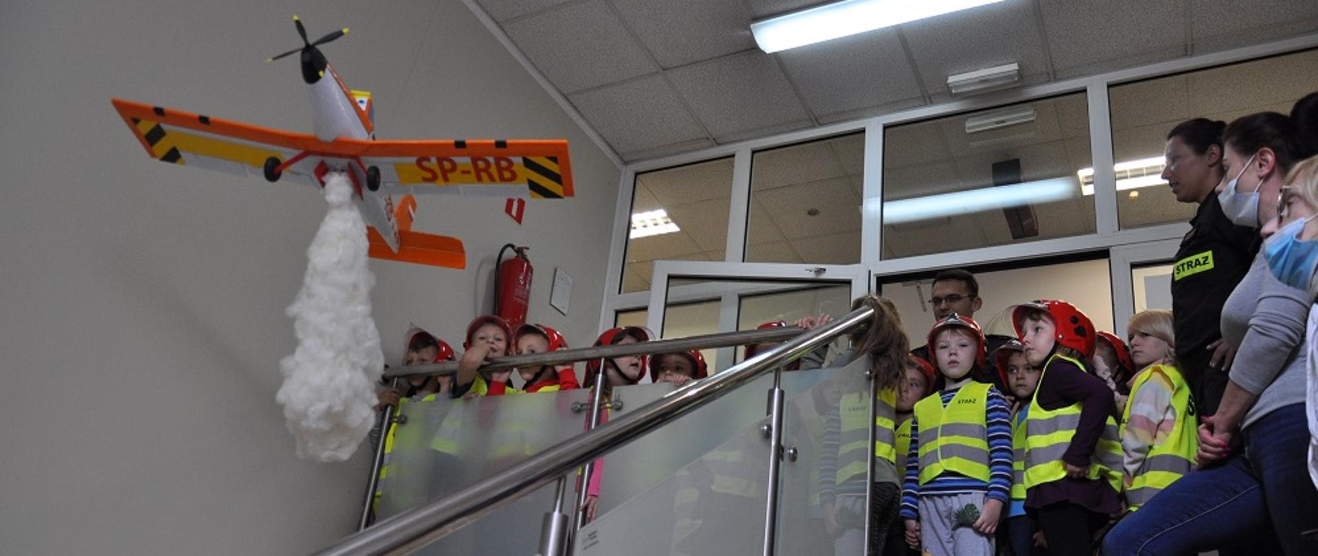 Zdjęcie przedstawia grupę przedszkolną w Pożarniczej Ścieżce Edukacyjnej w KP PSP w Szczytnie