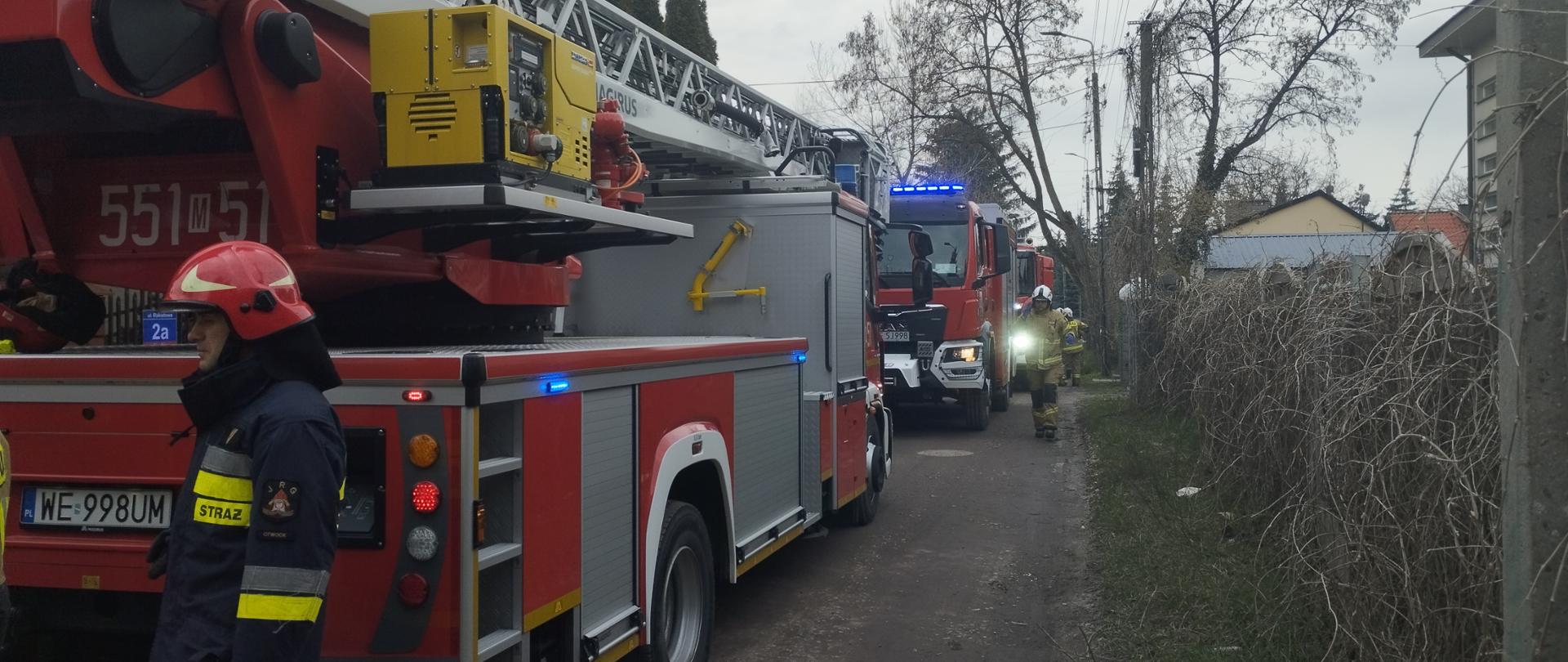 Na zdjęciu strażacy na tle samochodów pożarniczych