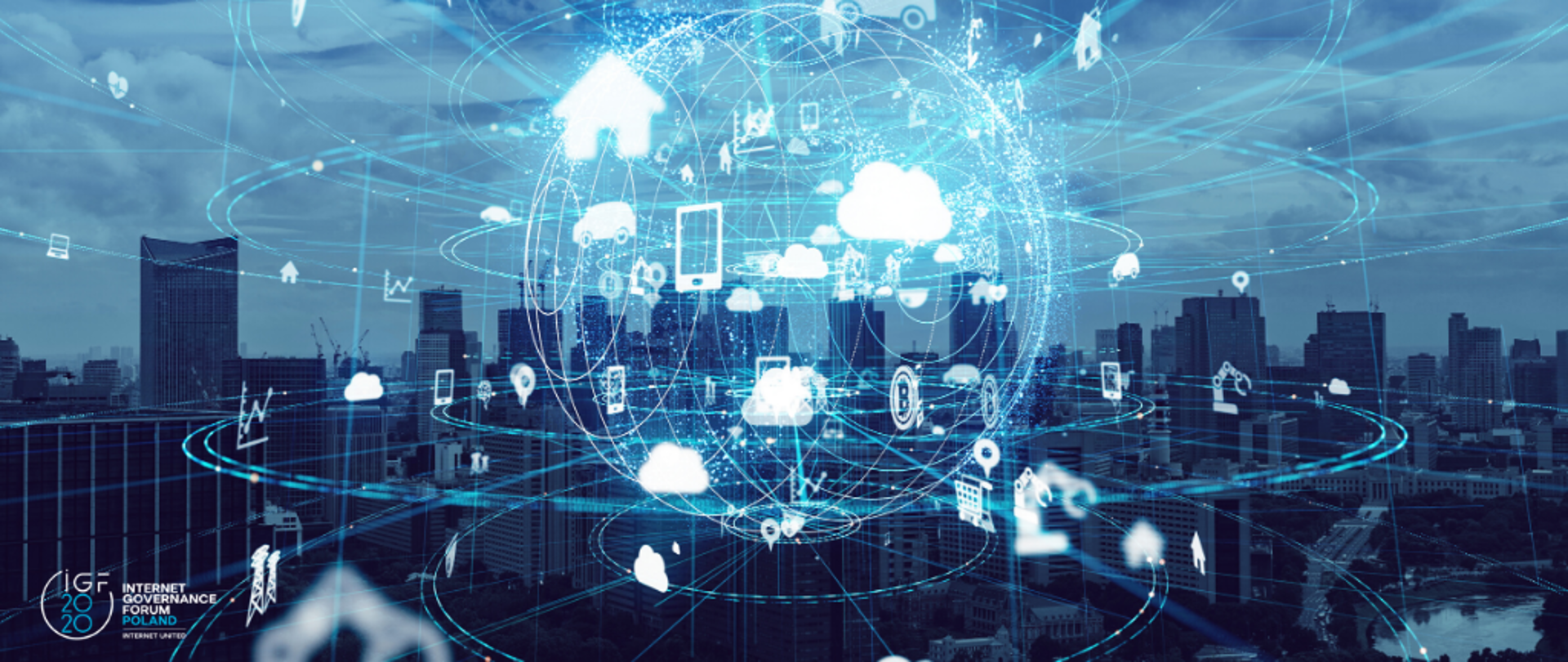 Duża aglomeracja. Wysokie budynki. Na obrazek nałożony jest przezroczysty symbol kuli ziemskiej oraz symboli związanych z Internetem, np. telefon komórkowy, chmura, znacznik lokalizacji, koszyk zakupów internetowych. W lewym dolnym rogu znajduje się logo IFG 2020.
