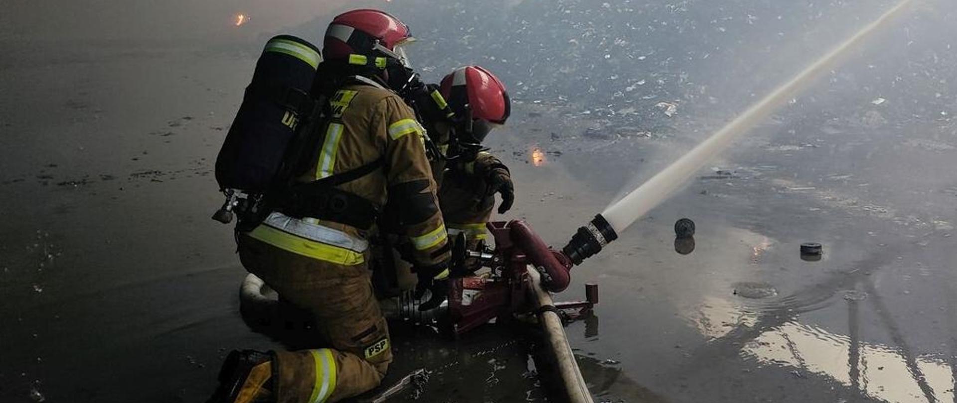 Na zdjęciu strażacy podczas akcji gaśniczej w zakładzie przetwarzania odpadów w Przemyślu