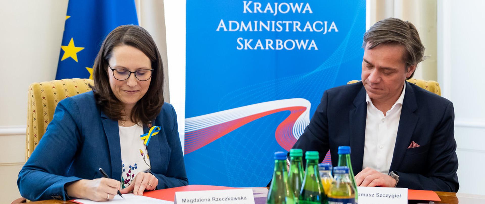 Szef KAS Magdalena Rzeczkowska podczas podpisywania umowy w ramach Programu Współdziałania