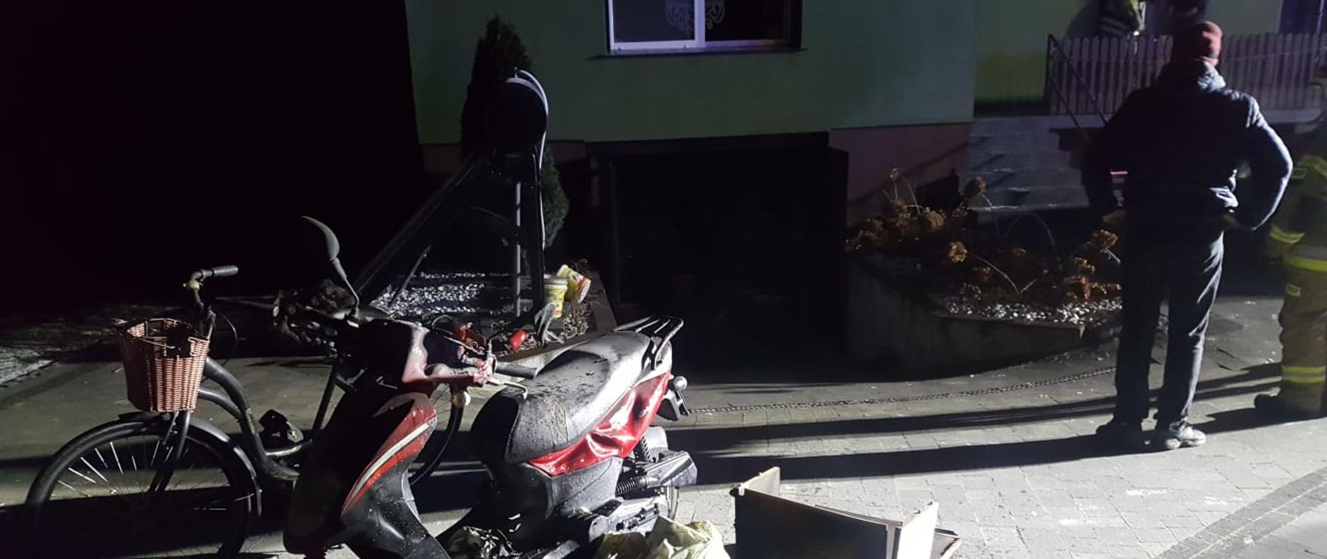 widoczne miejsce zdarzenia uszkodzone mienie oraz strażaków podczas działań.