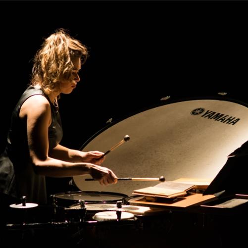 Grafika przedstawia osobę grającą na bębnie wielkim