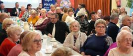 Słuchacze Uniwersytetu Trzeciego Wieku przy stołach