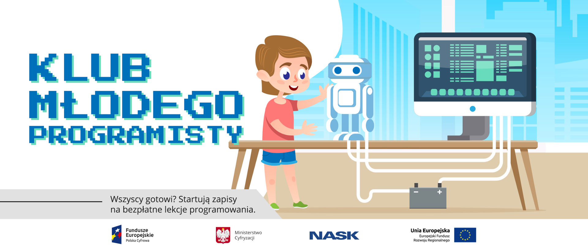 Młody chłopiec stoi przy biurku dotyka stojącego na nim robota połączonego kablami z monitorem, który również stoi na blacie. Napis: Klub młodego programisty