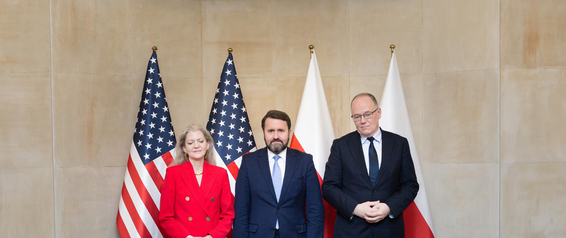 Główny Geolog Kraju Krzysztof Galos i podsekretarz stanu USA Allison Hooker podczas uroczystości podpisania dwustronnego memorandum o współpracy w obszarze surowców krytycznych między Polską a USA