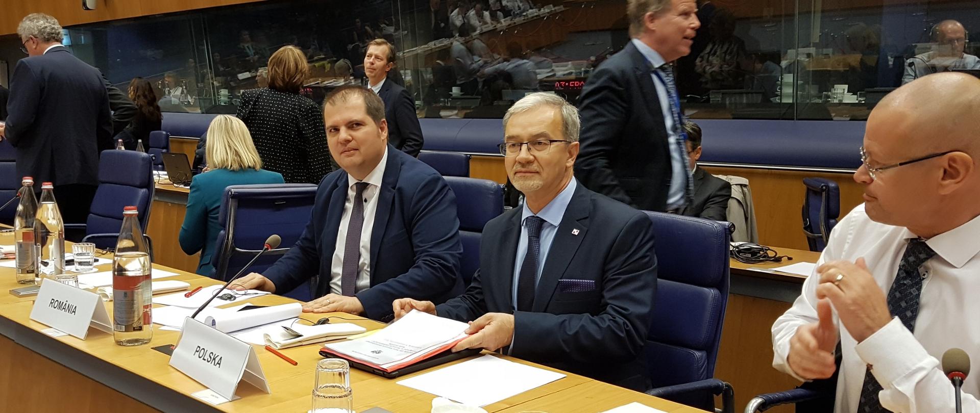 Minister Jerzy Kwieciński na spotkaniu ECOFIN, obok przy sąsiednich stolikach ministrowie Węgier i Rumunii