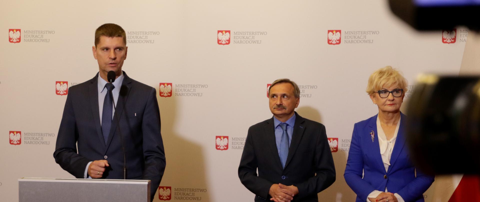 Coraz lepsza kondycja finansowa samorządów nie zawsze przekłada się na wydatki na oświatę - konferencja szefa MEN 