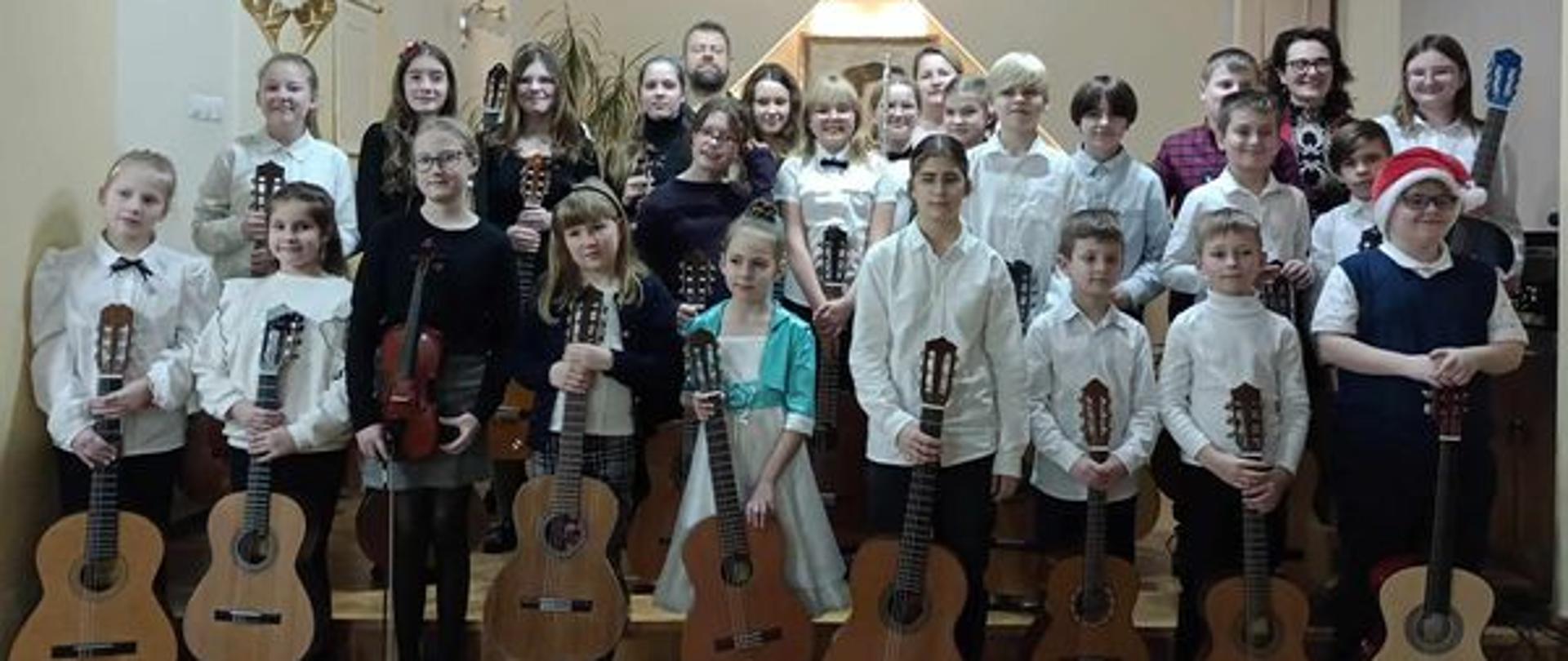 Galeria 30 zdjęć z koncertu pt. "Gitarowe kolędowanie" uczniów klasy gitary Agnieszki Kozakowskiej oraz Witolda Kozakowskiego który odbył się 05 stycznia 2024 godz. 17:00 w auli PSM w Kłodzku.